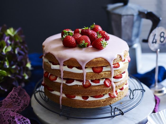 torta di compleanno con strati di vaniglia, fragole e panna