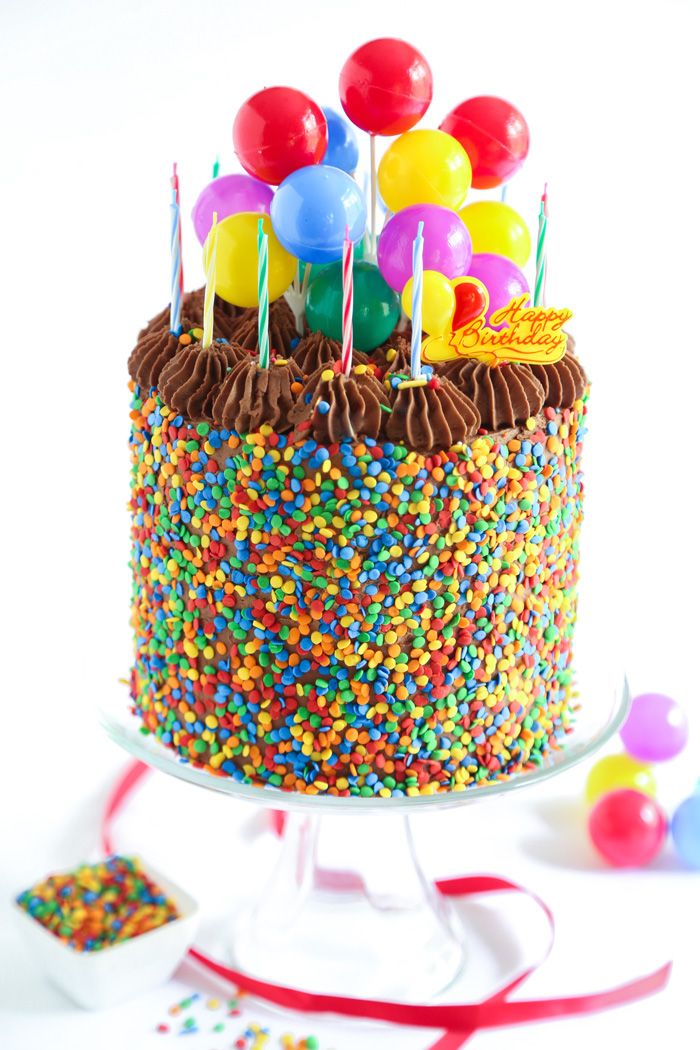 Çikolatalı krema ve renkli sprinkles ile doğum günü pastası yapın