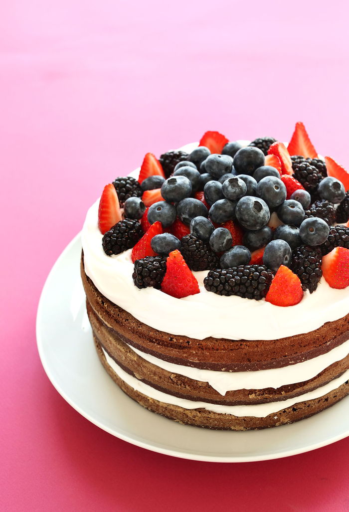 Gimimo tortas su baltu grietine, žeme, mėlyna ir gervuogėmis, graži idėja vasaros gimtadieniams