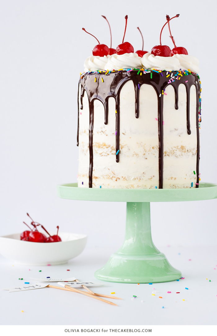 Gör din egen födelsedagstårta, dekorerad med cocktailkörsbär, grädde och choklad