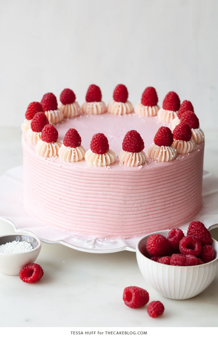Faça bolo de aniversário com creme rosa e framboesas, ideias para aniversários de verão