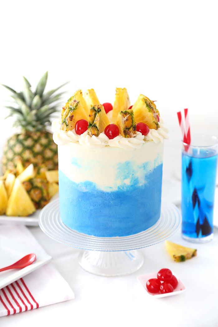 de verjaardagscake van Hawaï met room, buttercream en fruit