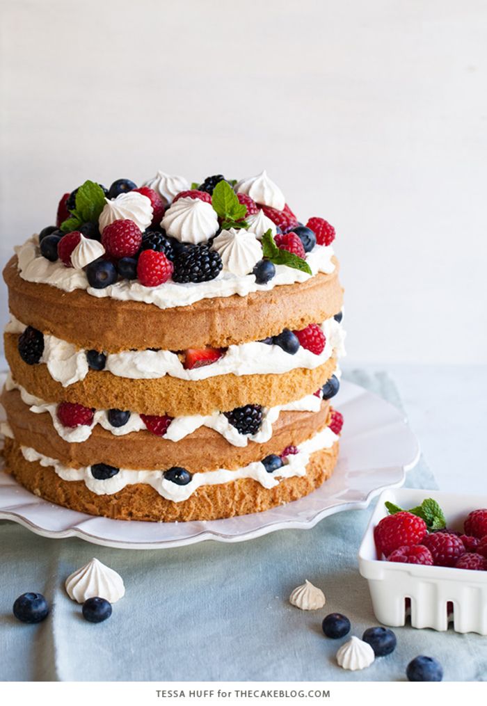 Faça bolo de aniversário com creme, frutas e folhas de hortelã, organize uma festa inesquecível