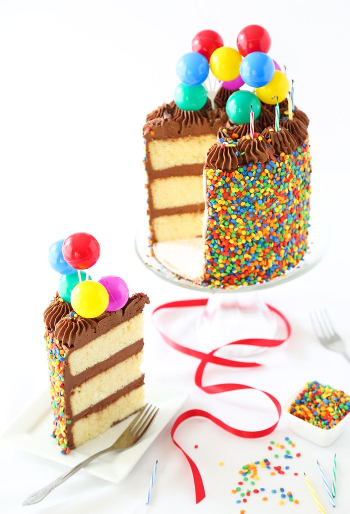 verjaardagstaart met vanille, chocolade glazuur en hagelslag, glazen taartschaal