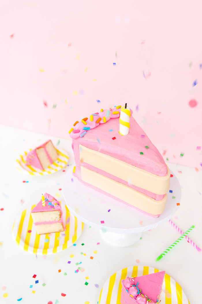 Förbered födelsedagstårta själv, organisera födelsedagsfest i rosa, flickafödelsedag