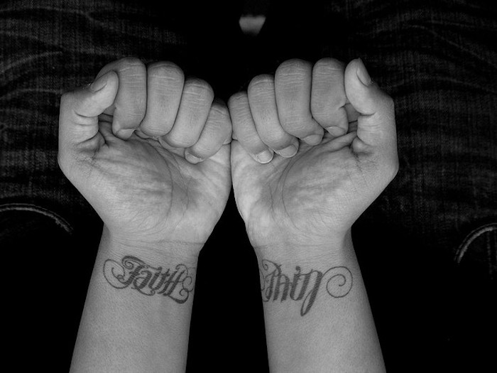 Tu vám ukážeme jeden z najlepších nápadov na tému tetovanie na zápästí - dve ruky s tetovaním