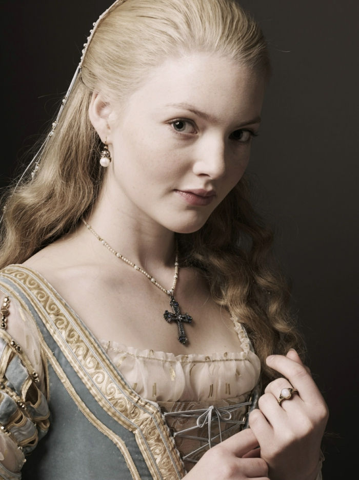 părul blond împletit în lateral o rochie medievală frumoasă și lanț cruce