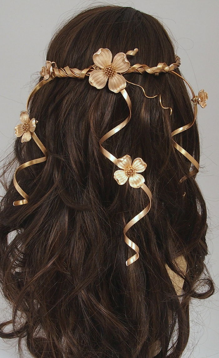花の中世のヘアスタイルDIYのヘアアクセサリーとストレート茶色の髪