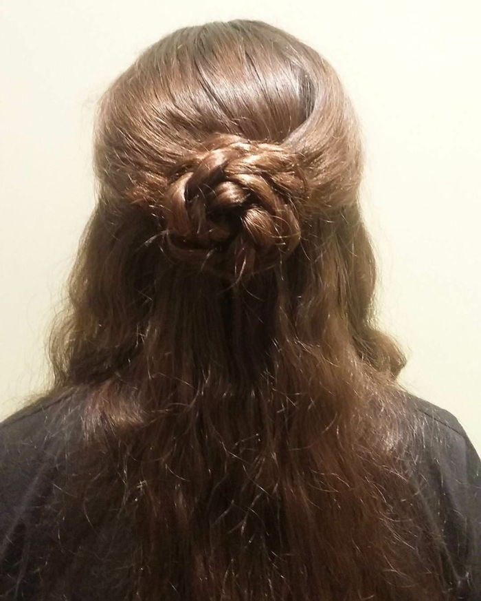 編んだ花のように、あなた自身がシンプルな中世の髪型を作る
