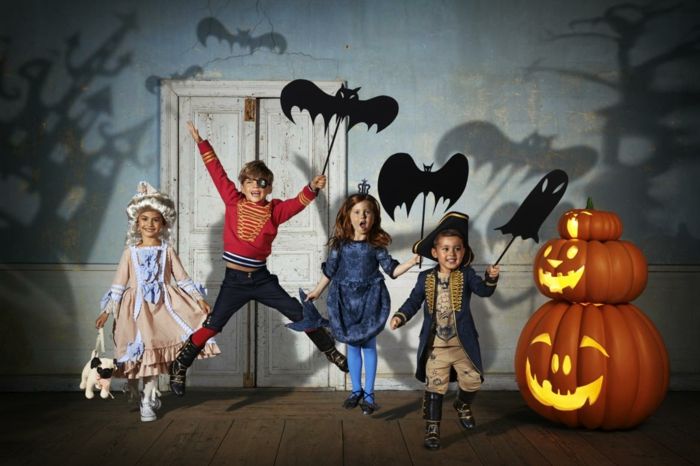 Helovyno eilėraščiai, vaikų kostiumai, princai, princesės ir piratai, popieriniai šikšnosparniai, trys dideli moliūgai