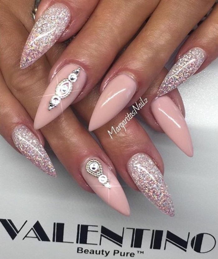 unghie foto idee per progettare unghie rosa con pietre che decorano glitter di diverse dimensioni