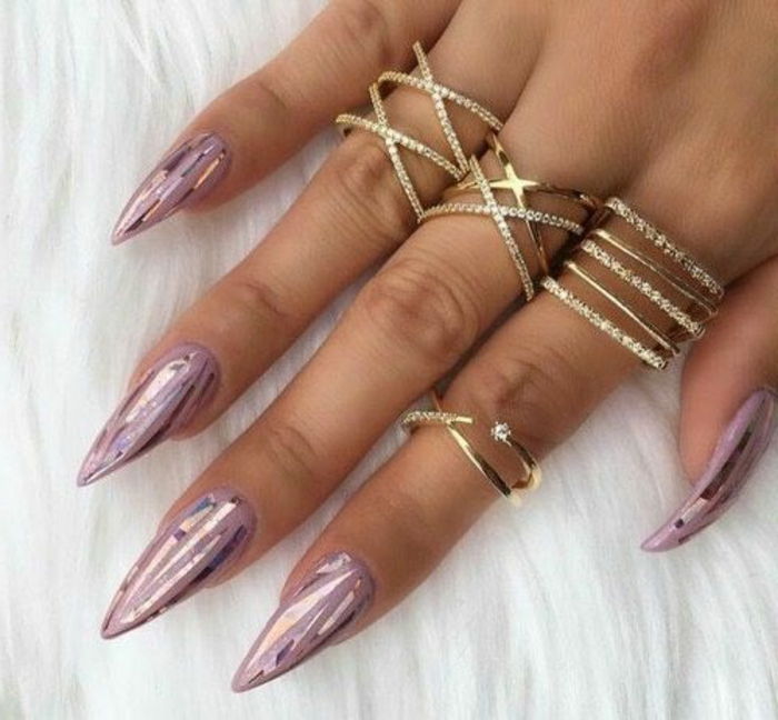 unghie aguzze design idee rosa viola pizzo unghie smalto unghie scintillio unghie effetto metallico molti anelli