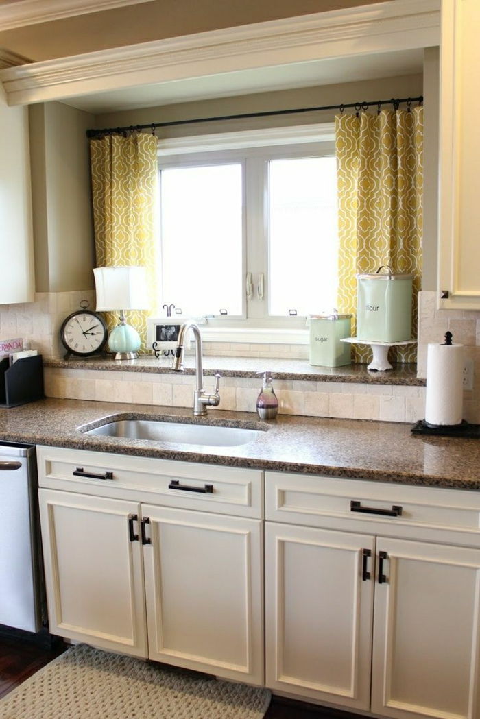 rumeno-zavese majhno okno, umivalnik-bela kuhinja omare