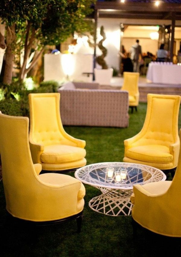 vakre gule-stoler-i-hagen