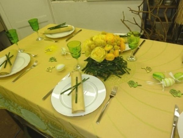 stalo dekoravimo geltonos spalvos keičia porcelianinius indus