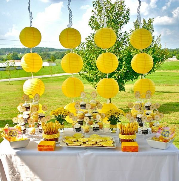 decoração de festa ao ar livre - bolas amarelas, angeorndnet vertical
