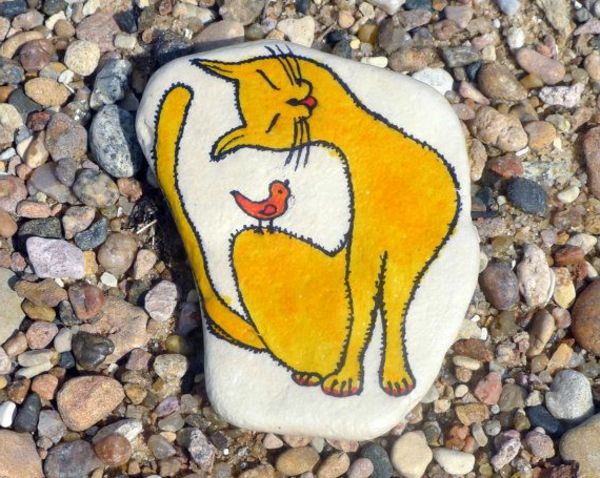 yellow-cat-pintado-on-the-stone-idee