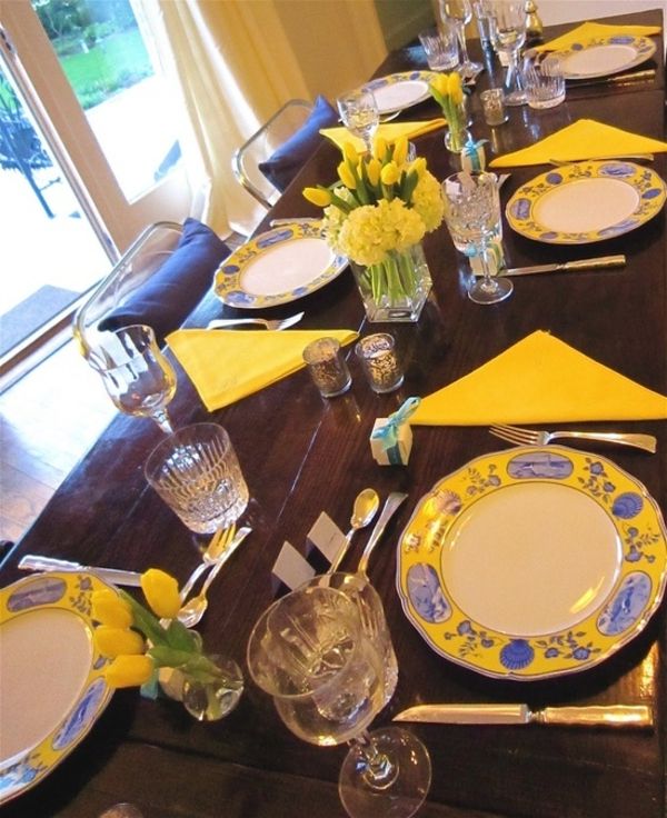 stalo dekoravimas su geltonais tulpėmis ir geltonomis servetėlėmis