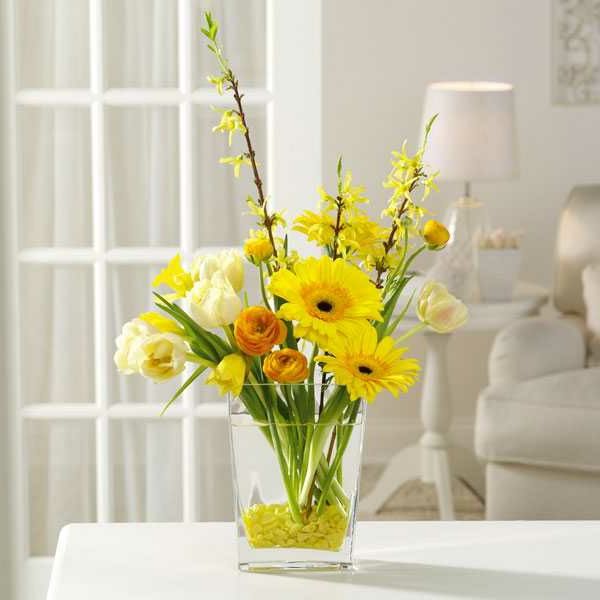 gul-bord-dekoration-med-blommor-i det vita rummet