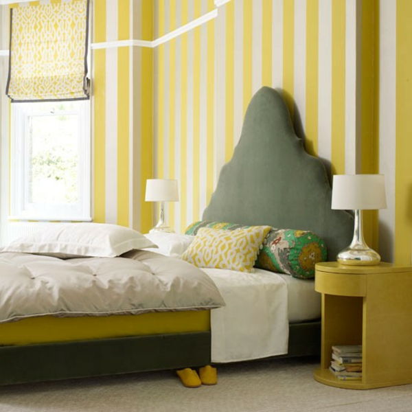 žlté a biele čiary na tapetu v spálni