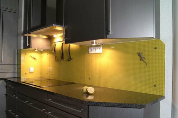 painéis de parede amarelo para armários de cozinha preto