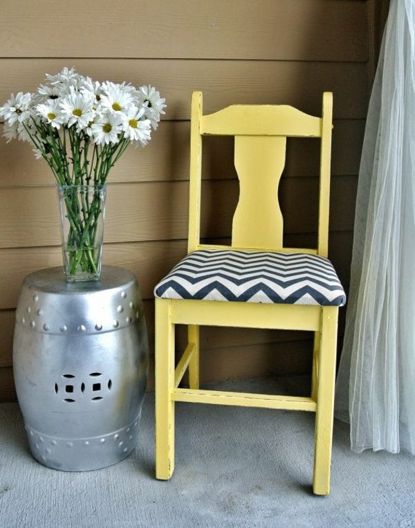 Gul Chair som dekorasjon dekorasjon idé