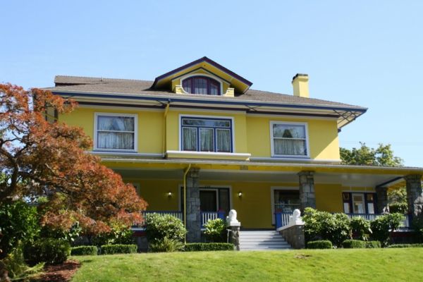 casa galben-pe-trei etaje și cu o curte riedigen