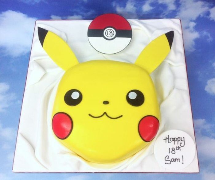 piccola poke rossa e un pikachu giallo con occhi neri e guance rosse - idea per una torta pokemon gialla per bambini