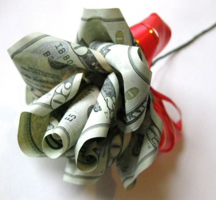 zložljiva rose iz bankovcev, ideja ustvarjalne daritve, da bi si sami dali denarna darila