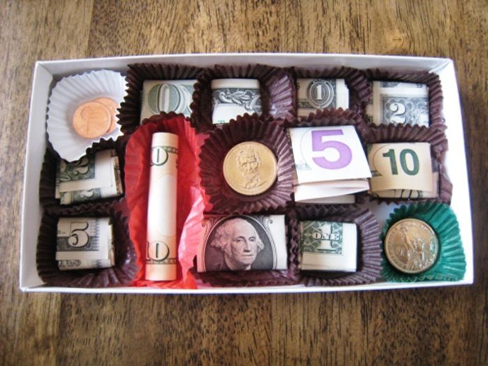 Čokoladna škatlica polna računov, ustvarjalne ideje za rojstni dan ali poročno darilo