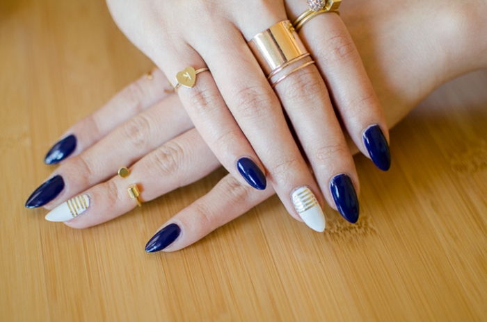 unghie foto idee per fare belle unghie in blu e bianco con decorazioni dorate anelli d'oro