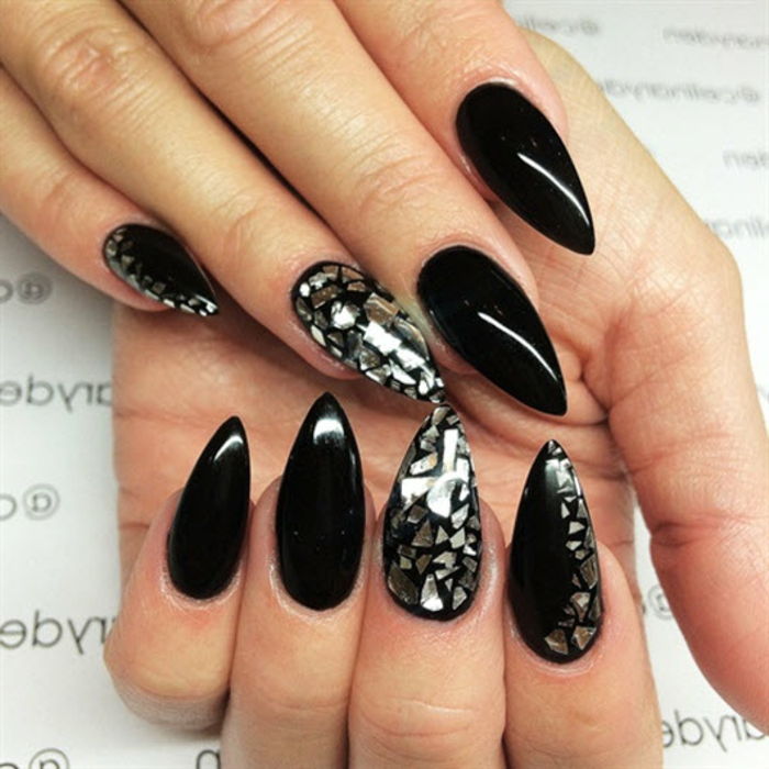 idee di design unghie nere per progettare una grande decorazione per unghie effetti d'argento incorporati nella vernice