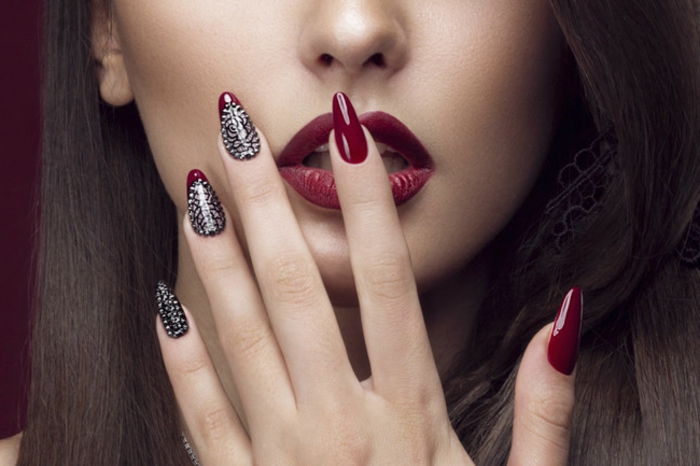 lunghe unghie in pizzo manicure in colore rosso design delle unghie con pietre rossetto rosso date look sera