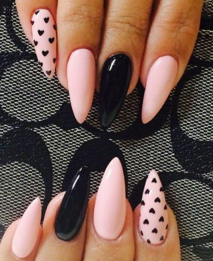 unghie unghie in pizzo design in decorazioni rosa e nere con cuori cuori neri su unghia rosa