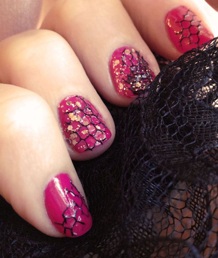 gel naglar bilder, manikyr i rosa med svart spets och gyllene glitter