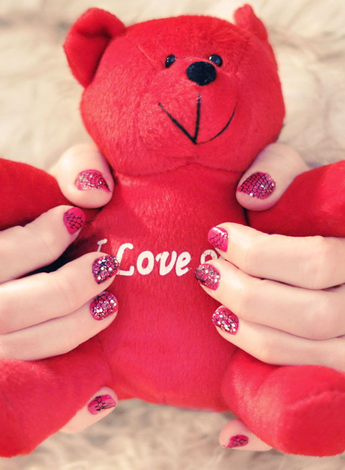 gel negler bilder, rød bjørn, rosa neglelakk med svart tips og glitter
