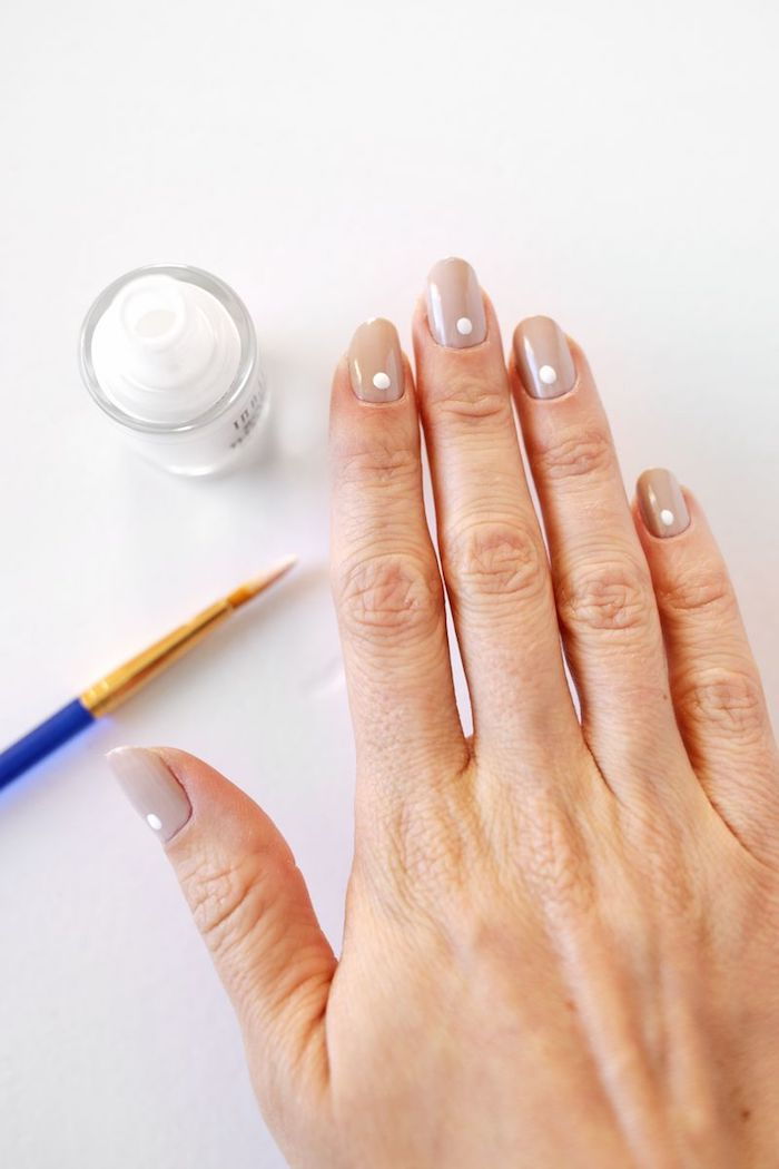 imagini cu gel pe unghii, vopsea cu unghii lungi, design de unghii în bej cu puncte albe