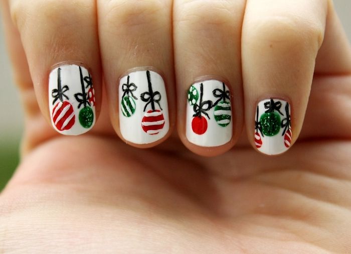 spiker design med julballer dekorasjoner hvite negler rød og grønn dekorert