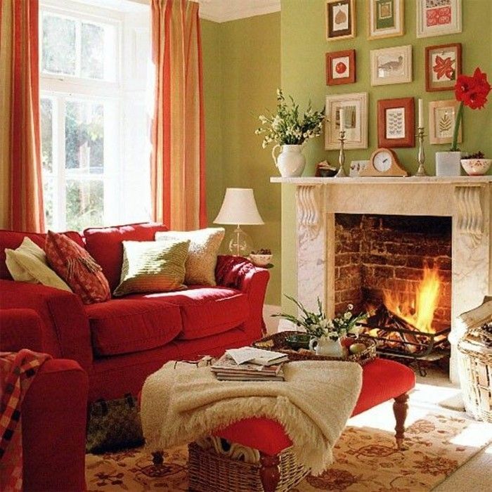 Oturma odasında şömine-kırmızı kanepede rahat-atmosfer