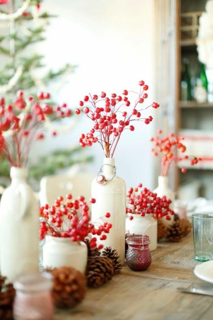 jaukus stalo papuošimas su spurgų ir raudonos gėlės