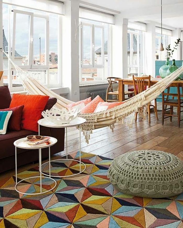 mysig lägenhet balkong hängmatta färgade interiör idéer Colorful Carpet geometriska figurer