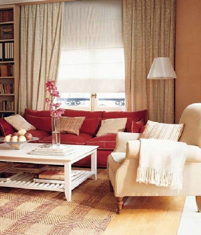 Útulný obývacia izba setup pastelové farby vintage koberec červený gauč