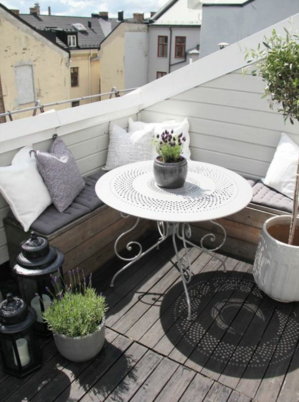 Scaun confortabil balcon cu colț și o masă rotundă