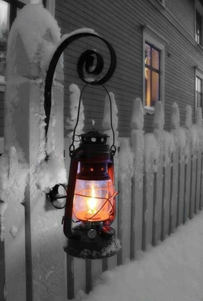 mysiga Foto vinter Bilden Lantern på staket
