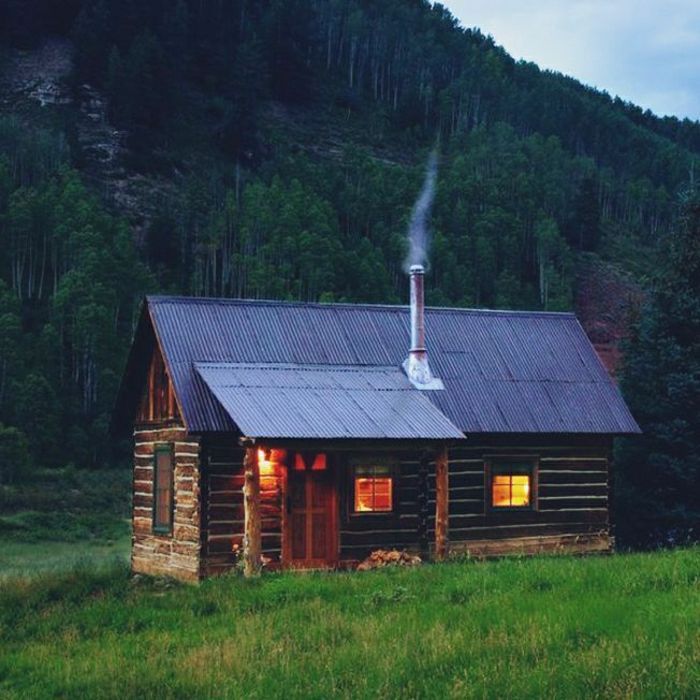 koselig hytte i fjellskog brann røyk