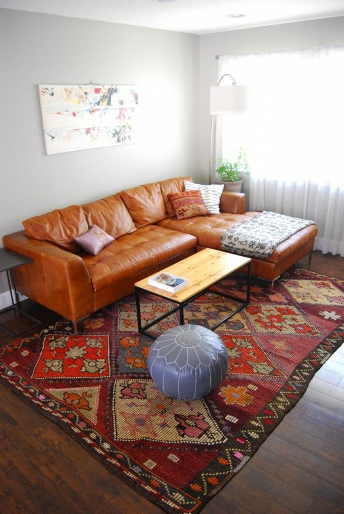 koselig stue interiør skinnsofa vintage teppe