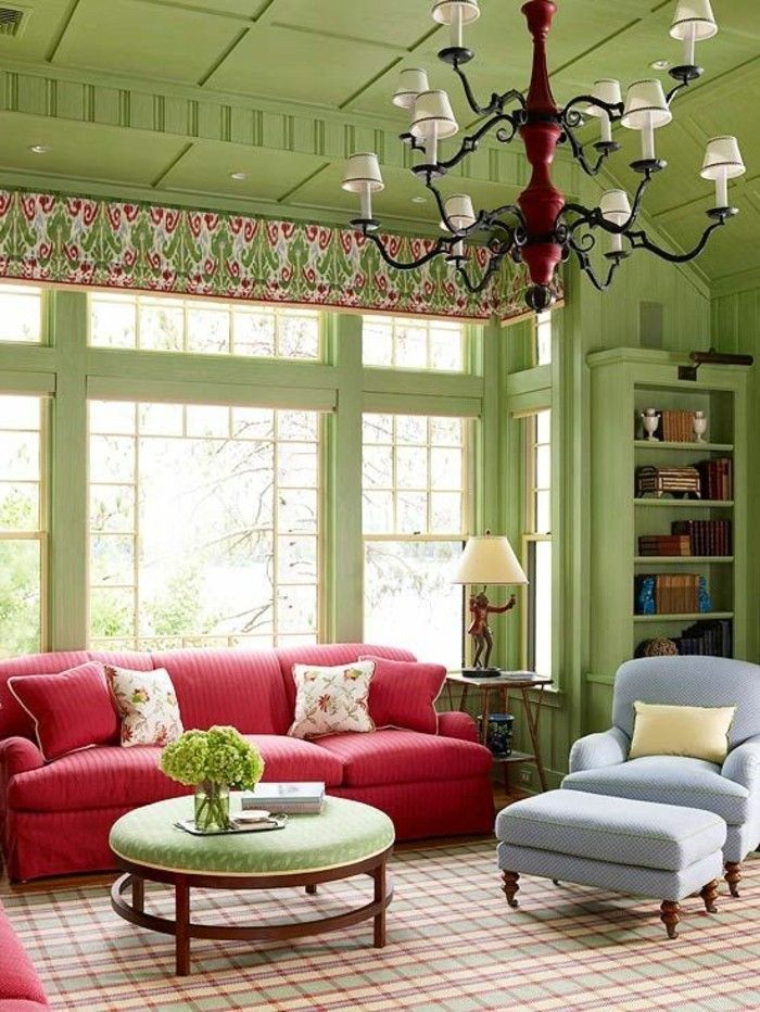 Útulný obývacia izba interiéru-zeleno-steny, strop modré kreslo Red Couch farebné akcenty
