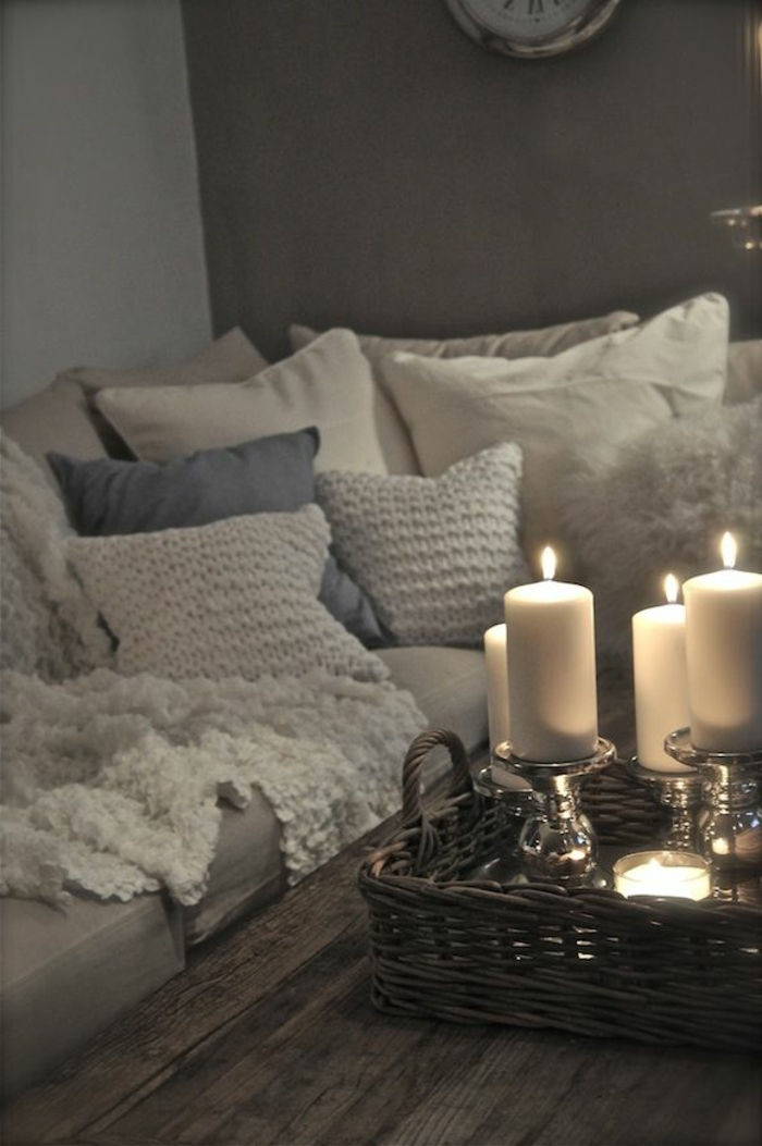 koselig stue sofa mange pute strikket modeller myke nyanser Candle romantisk atmosfære