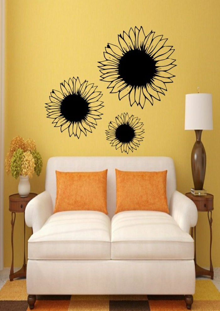udobno dnevno sobo bež kavč oranžna Pillow Vase Flower Couchische luč rumene stene sončnično Deco steno decals