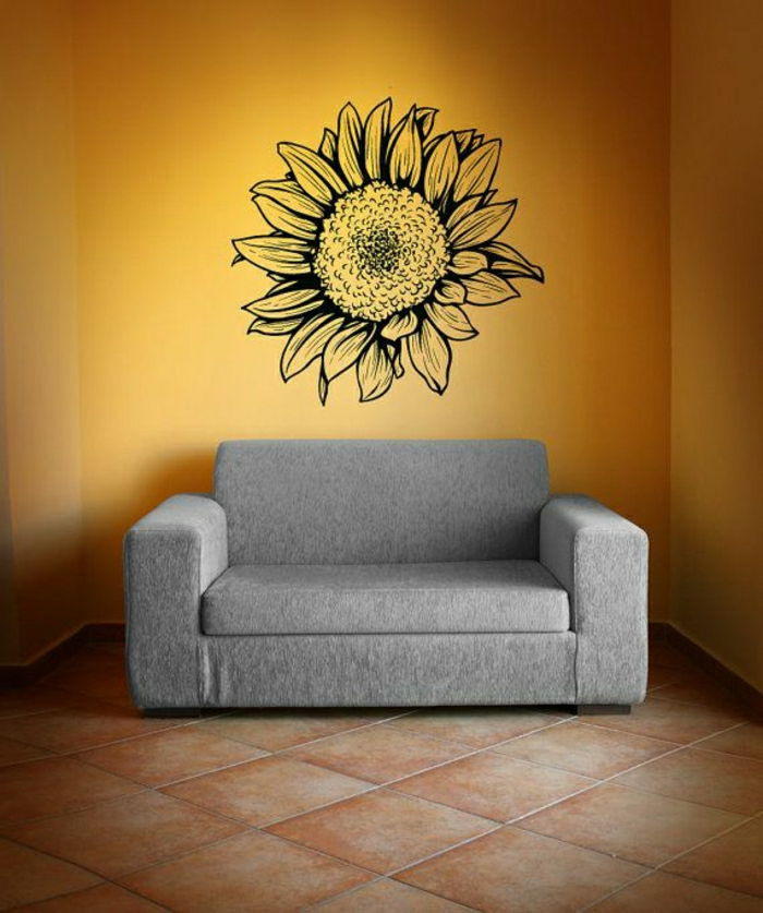 jaukus gyvenamasis kambarys Pilka sofa-plytelės Saulėgrąžų dekoratyvinis sienų tatuiruotė šviežią idėją